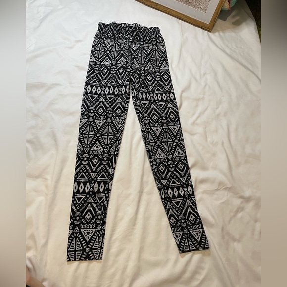 No Boundaries size small (3-5) black and white boho leggings. - Picture 1 of 4